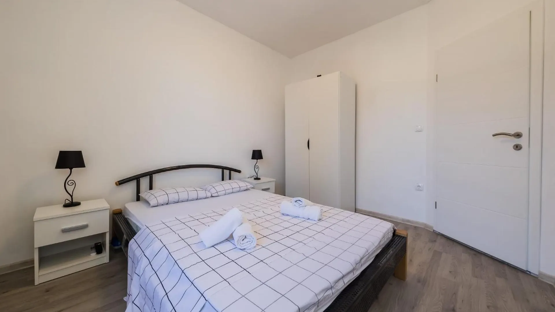 Apartment Antonio On The Seafront With Garden Kastela Croatia