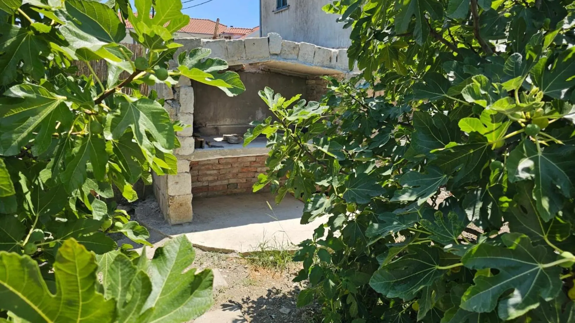 Apartment Antonio On The Seafront With Garden Kastela